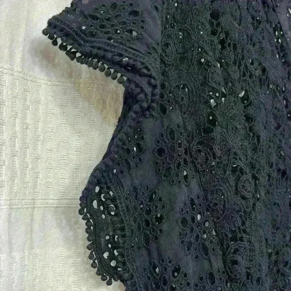 Johnny Was Drop Shoulder Short Sleeve V Neck Curved Hem Eyelet Top Beach Beachy - Picture 3 of 6